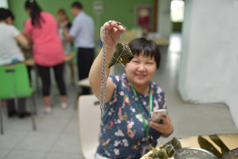 凯时官网平台生物开展“端午佳节，欢乐包棕子”活动3